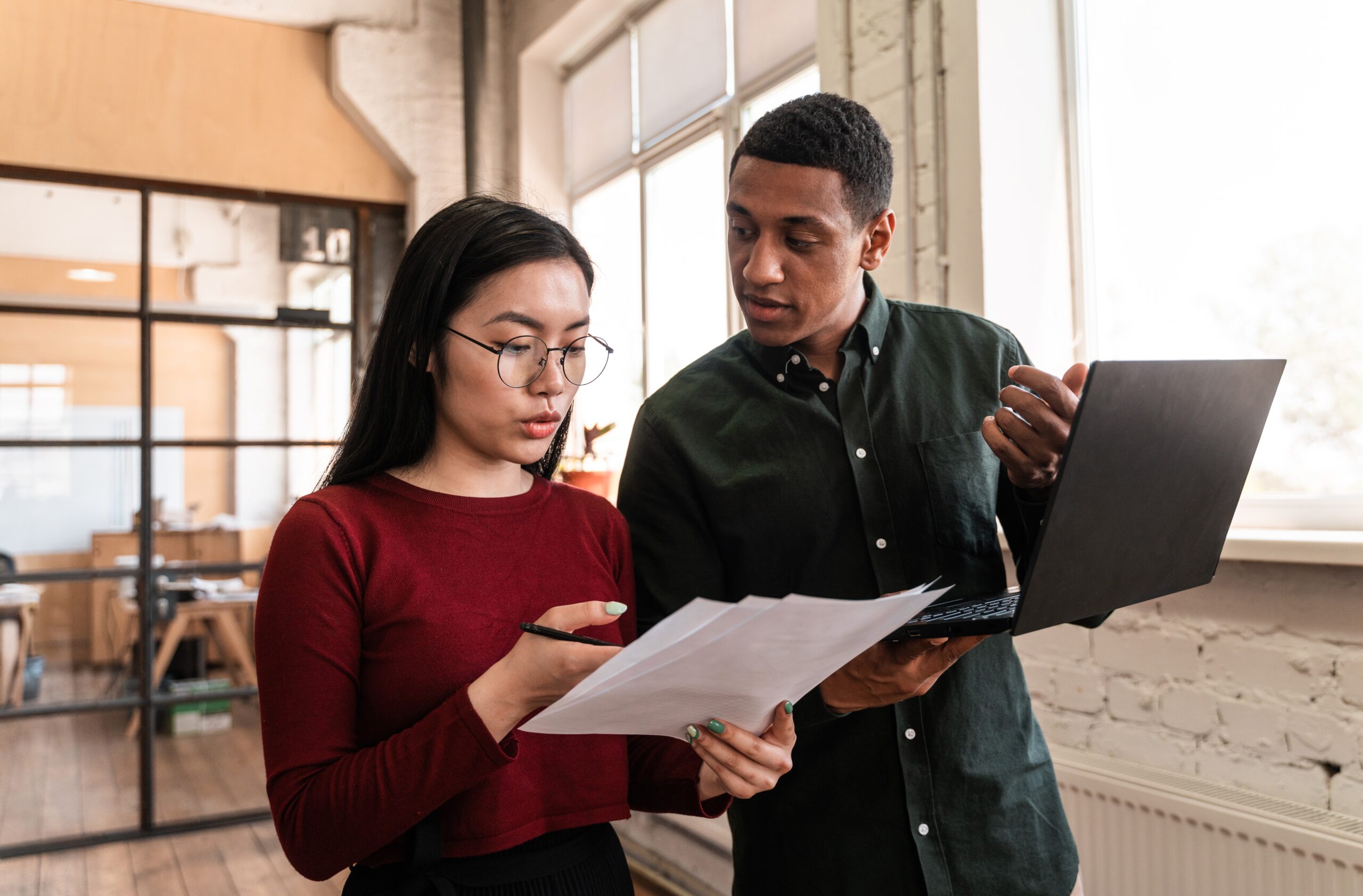 woman under marketing internship with mentor